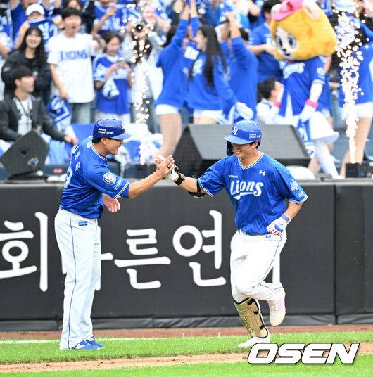 [OSEN=대전, 이대선 기자] 18일 오후 대전 한화생명볼파크에서 2025 신한 SOL Bank KBO리그 포스트시즌 플레이오프 1차전 한화 이글스와 삼성 라이온즈의 경기가 열렸다.한화는 폰세, 삼성은 가라비토를 선발 투수로 내세웠다.3회말 무사에서 삼성 김태훈이 우월 솔로 홈런을 치고 환호하고 있다. 2025.10.18 /sunday@osen.co.kr