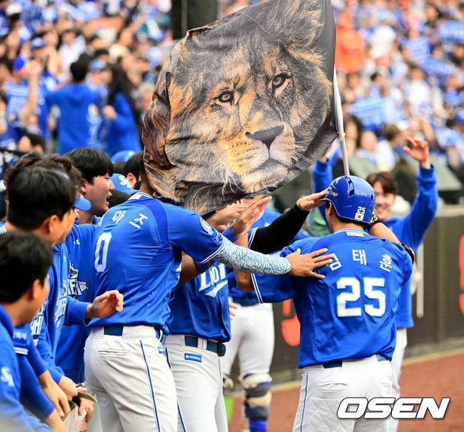 [OSEN=대전, 지형준 기자] 18일 오후 대전 한화생명볼파크에서 2025 신한 SOL Bank KBO리그 포스트시즌 플레이오프 1차전 한화 이글스와 삼성 라이온즈의 경기가 열렸다.한화는 폰세, 삼성은 가라비토를 선발 투수로 내세웠다.4회초 무사에서 삼성 김태훈이 역전 솔로포를 날리며 동료선수들과 기뻐하고 있다. 2025.10.18 /jpnews@osen.co.kr