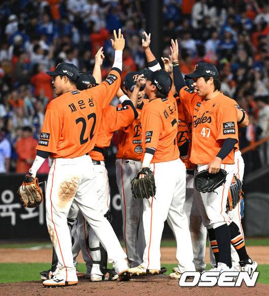 [OSEN=대전, 이대선 기자] 프로야구 한화 이글스가 첫 판을 승리하고, 한국시리즈 진출 확률 76.5%를 잡았다.&nbsp;한화는&nbsp;18일 대전 한화생명볼파크에서 열린 2025 KBO리그 플레이오프(5전 3선승제) 1차전 삼성 라이온즈와 경기에서 9-8&nbsp;재역전 승리를 거뒀다.경기 종료 후 한화 선수들이 환호하고 있다. 2025.10.18 /sunday@osen.co.kr