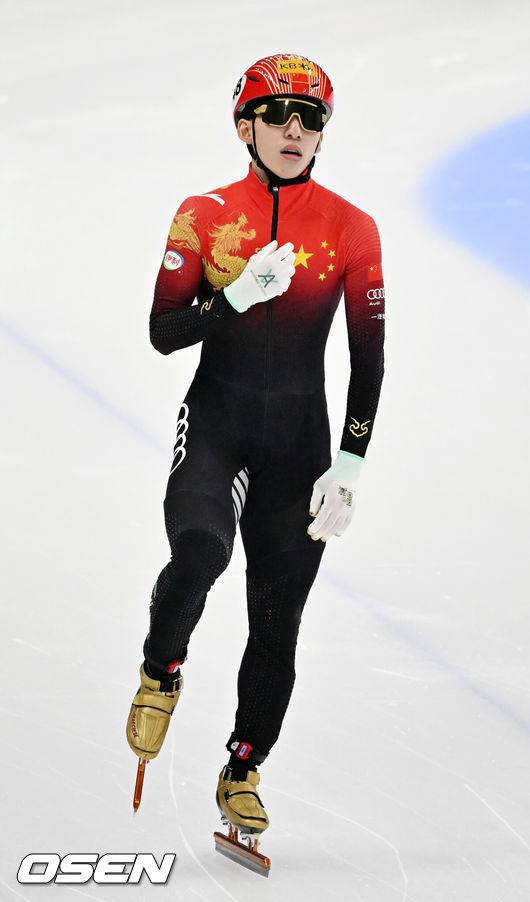 [OSEN=민경훈 기자] 10일 서울 목동 아이스링크에서 '2023 KB금융 국제빙상경기연맹(ISU) 쇼트트랙 세계선수권대회' 예선전 경기가 진행됐다.남자 500m 예선전에서 중국 린샤오쥔(한국 이름 임효준)이 조 1위 통과한 후 숨을 고르고 있다.중국으로 귀화한 쇼트트랙 선수 린샤오쥔(한국명 임효준)은 2018년 평창동계올림픽에서 태극 마크를 달고 1500m에 출전해 금메달을 차지한 쇼트트랙의 간판이었다. 2023.03.10 / rumi@osen.co.kr