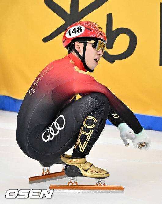 [OSEN=민경훈 기자] 11일 서울 목동 아이스링크에서 '2023 KB금융 국제빙상경기연맹(ISU) 쇼트트랙 세계선수권대회' 본선 경기가 진행됐다.남자 500m 결승에서 중국 린샤오쥔(한국명 임효준)이 페널티를 받고 탈락하며 아쉬워하고 있다. 2023.03.11 / rumi@osen.co.kr