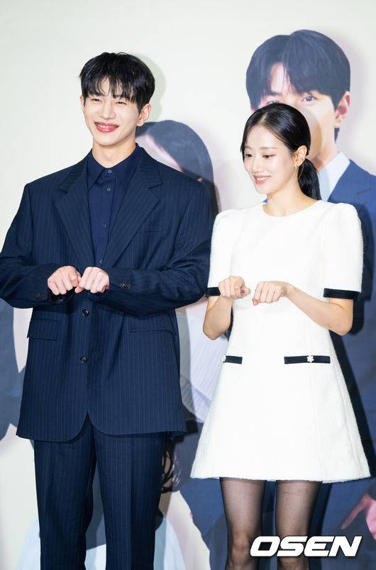 [OSEN=고양, 박준형 기자] 21일 오후 경기도 고양 스타필드 아트리움에서 게임 원작 숏폼드라마 '마이리틀셰프' 제작발표회가 진행됐다.‘마이리틀셰프’ 숏폼드라마는 오리지널 게임의 지적재산권에 등장한 스토리에서 확장되어, 단순한 요리 배틀을 넘어, 재벌가의 권력다툼, 주인공 노마의 성장, 그리고 사랑과 배신이라는 코드가 교차하는 서사를 담고 있다. 게임속 주인공인 ‘노마’역할의 캐릭터에는 그룹 에이프릴의 이나은이 캐스팅 되었으며, 또다른 주인공의 ‘태우’역할에는 그룹 골든차일드의 최보민이 캐스팅 되었다. 또한, ‘노마’의 요리학교 동창으로 등장하는 ‘도윤’역에는 그룹 CIX의 현석이, 마지막으로 ‘노마’의 사촌으로 등장하는 ‘미리’역에는 그룹 파나틱스의 김도아가 캐스팅됐다.배우 최보민과 이나은이 포즈를 취하고 있다.  2025.10.21 / soul1014@osen.co.kr