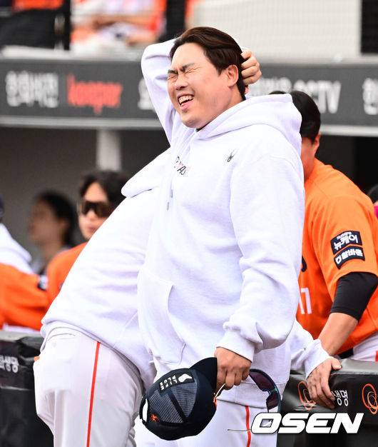 [OSEN=대전, 지형준 기자] 19일 오후 대전 한화생명볼파크에서 2025 신한 SOL Bank KBO리그 포스트시즌 플레이오프 2차전 한화 이글스와 삼성 라이온즈의 경기가 열렸다.한화는 라이언 와이스, 삼성은 최원태를 선발 투수로 내세웠다.경기에 앞서 한화 류현진이 삼성 이진영 코치와 인사를 나누며 즐거워하고 있다. 2025.10.19 /jpnews@osen.co.kr