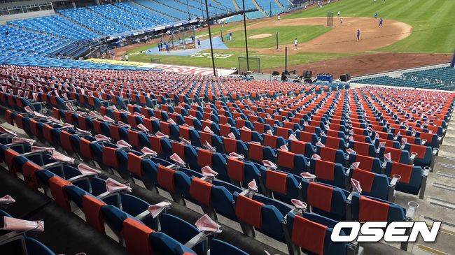 [OSEN=대구, 한용섭 기자] 21일 플레이오프 3차전이 열리는 대구 삼성라이온즈파크 1루측 관중석이 오렌지색 컬러로 바뀌었다. /orange@osen.co.kr