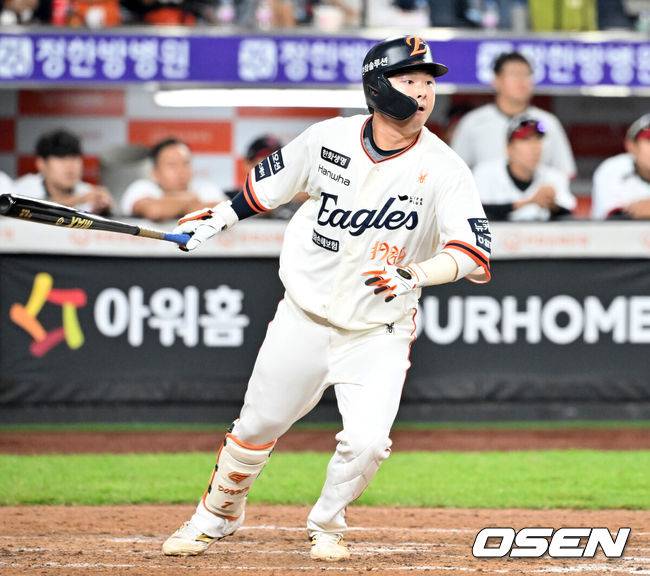 [OSEN=대전, 민경훈 기자] 26일 오후 대전 한화생명볼파크에서 2025 신한 SOL Bank KBO리그 한화 이글스와 LG 트윈스의 경기가 열렸다.한화는 류현진, LG는 치리노스를 선발 투수로 내세웠다.7회말 1사 주자 2,3루 한화&nbsp;이도윤이 우익수 오른쪽 역전 2타점 적시타를 때리고 있다. 2025.09.26 /rumi@osen.co.kr