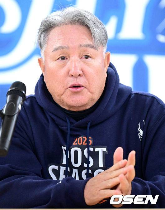 [OSEN=대구, 최규한 기자] 21일 대구 삼성라이온즈파크에서 ‘2025 신한 SOL Bank KBO리그’ 포스트시즌 플레이오프 3차전 삼성 라이온즈와 한화 이글스의 경기가 열린다.홈팀 삼성은 아리엘 후라도, 방문팀 한화는 류현진을 선발로 내세운다.경기를 앞두고 한화 김경문 감독이 취재진과 인터뷰를 하고 있다. 2025.10.21 / dreamer@osen.co.kr