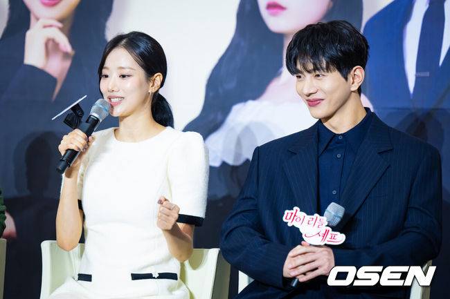 [OSEN=고양, 박준형 기자] 21일 오후 경기도 고양 스타필드 아트리움에서 게임 원작 숏폼드라마 '마이리틀셰프' 제작발표회가 진행됐다.‘마이리틀셰프’ 숏폼드라마는 오리지널 게임의 지적재산권에 등장한 스토리에서 확장되어, 단순한 요리 배틀을 넘어, 재벌가의 권력다툼, 주인공 노마의 성장, 그리고 사랑과 배신이라는 코드가 교차하는 서사를 담고 있다. 게임속 주인공인 ‘노마’역할의 캐릭터에는 그룹 에이프릴의 이나은이 캐스팅 되었으며, 또다른 주인공의 ‘태우’역할에는 그룹 골든차일드의 최보민이 캐스팅 되었다. 또한, ‘노마’의 요리학교 동창으로 등장하는 ‘도윤’역에는 그룹 CIX의 현석이, 마지막으로 ‘노마’의 사촌으로 등장하는 ‘미리’역에는 그룹 파나틱스의 김도아가 캐스팅됐다.배우 이나은이 질문에 답하고 있다.     2025.10.21 / soul1014@osen.co.kr