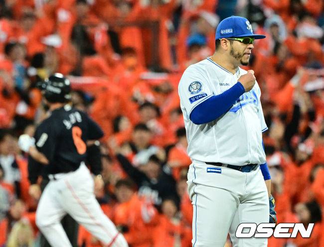 [OSEN=대구, 조은정 기자]21일 대구 삼성라이온즈파크에서 2025 신한 SOL Bank KBO리그 포스트시즌 플레이오프 3차전 삼성 라이온즈와 한화 이글스의 경기가 열렸다.홈팀 삼성은 후라도, 방문팀 한화는 류현진을 선발로 내세웠다.5회초 2사 2루에서 삼성 후라도가 한화 노시환에게 재역전 투런 홈런을 허용한 뒤 아쉬워하고 있다.  2025.10.21 /cej@osen.co.kr