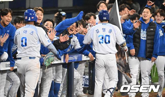 [OSEN=대구, 이석우 기자] 21일 대구 삼성라이온즈파크에서 2025 신한 SOL뱅크 KBO 플레이오프 삼성 라이온즈와 한화 이글스의 3차전 경기가 열렸다. 홈팀 삼성은 후라도가, 방문팀 한화는 류현진이 선발 투수로 출전했다.삼성 라이온즈 김영웅이 4회말 1사 1,2루 우월 역전 3점 홈런을 치고 동료들의 축하를 받고 있다. 2025.10.21 / foto0307@osen.co.kr