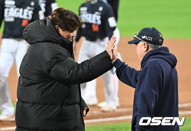 [OSEN=대구, 이석우 기자] 21일 대구 삼성라이온즈파크에서 2025 신한 SOL뱅크 KBO 플레이오프 삼성 라이온즈와 한화 이글스의 3차전 경기가 열렸다. 홈팀 삼성은 후라도가, 방문팀 한화는 류현진이 선발 투수로 출전했다.한화 이글스 김경문 감독이 삼성 라이온즈에 5-4로 승리한 후 류현진과 하이파이브를 하고 있다. 2025.10.21 / foto0307@osen.co.kr