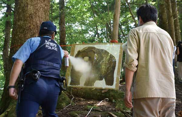 도쿄도의 경찰이 곰 퇴치 스프레이 살포법을 주민에게 교육하고 있다. 사진 아유무 아와사키.