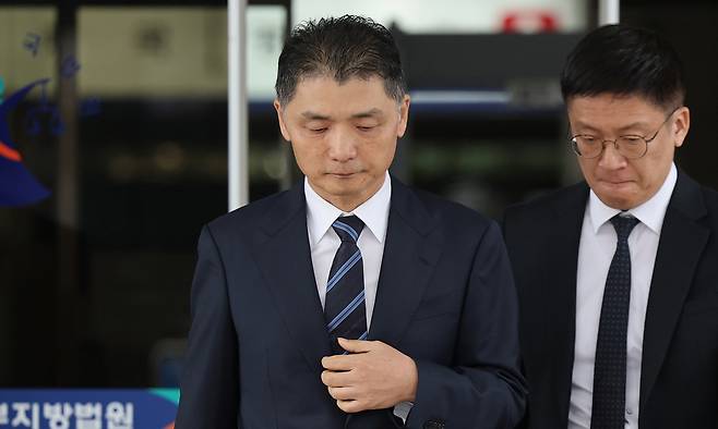 카카오 창업자 김범수 경영쇄신위원장이 21일 서울 양천구 서울남부지방법원에서 열린 자본시장법 위반 1심 선고 공판에서 무죄를 선고받은 후 심경을 밝히고 있다. 뉴스1