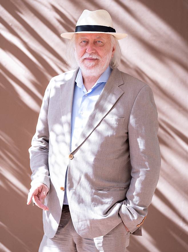 헝가리 작가 크러스너호르커이는 데뷔작이자 대표작인 ‘사탄탱고’를 앞세워 올해 노벨문학상을 수상했다. 이 작품에서 그는 공산주의 붕괴 직후 헝가리 농촌을 배경으로 인간 군상의 욕망과 몰락, 사탄의 현재성을 묘파했다. 연합뉴스