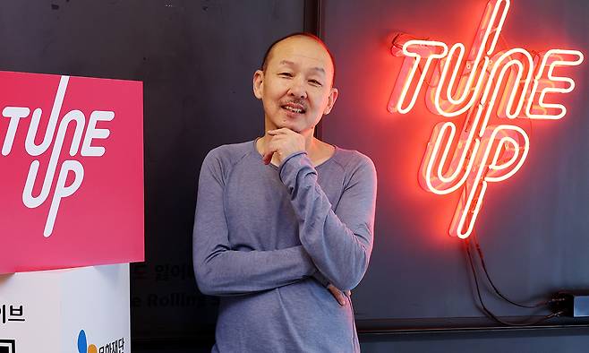 ‘뮤지션의 뮤지션’ 정원영은 “500명만 들어줘도 좋다”며 자기 음악 세계를 고집하는 싱어송라이터다. 한국 대중음악 역사에 기록된 전설적 밴드들의 키보드 연주자이자, 재즈와 팝을 융합한 가요를 선보인 혁신적 음악가이자 이적·정재일·백아연 등 숱한 뮤지션의 사부이자 멘토로 데뷔 40여년이 지난 지금도 현역으로 활동 중이다. 이제원 선임기자