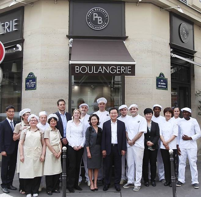 2014년 7월 프랑스 파리에 파리바게뜨의 프랑스 1호점인 샤틀레점을 개점한 가운데 허영인(앞줄 왼쪽 다섯 번째) SPC그룹 회장과 부인 이미향(네 번째)씨가 직원들과 함께 기념촬영을 하고 있다. SPC그룹 제공