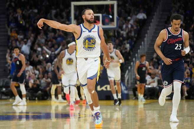 골든스테이트 워리어스 스테픈 커리가 18일(한국시간) 미국 캘리포니아주 로스앤젤레스(LA) 크립토닷컵 아레나에서 열린 2024~25 NBA LA 클리퍼스와의 시범경기에서 3점을 던지고 있다. AP 연합뉴스