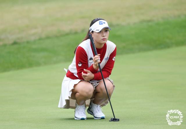 그린을 읽고 있는 이율린. 사진 제공=KLPGA
