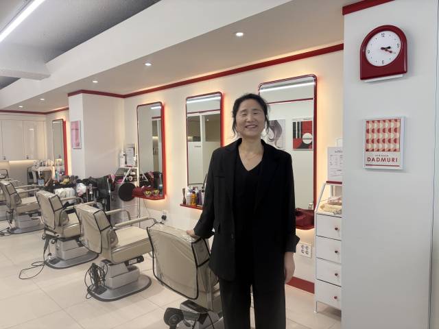 서울 서대문구 남가좌동에서 미용실 ‘다드므리’를 운영하는 이정숙 원장이 매장에서 환하게 웃고 있다.