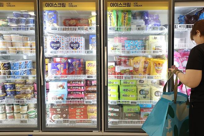 서울의 한 대형마트에서 시민이 아이스크림을 고르고 있다 &copy;연합뉴스
