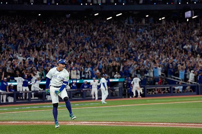 토론토 조지 스프링어가 21일(한국시간) 로저스센터서 열린 ‘2025 MLB PS’ 시애틀과 ALCS 7차전서 7회말 역전 3점 홈런을 터트린 이후 세리머니를 하고 있다. 토론토(캐나다)｜AP뉴시스