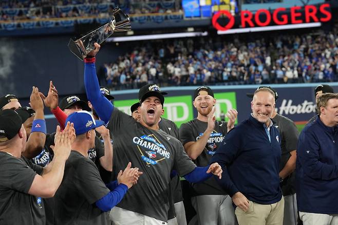 토론토는 선수단이 21일(한국시간) 로저스센터서 열린 ‘2025 MLB PS’ 시애틀과 ALCS 7차전서 4-3으로 승리한 이후 기쁨을 만끽하고 있다. 토론토(캐나다)｜AP뉴시스