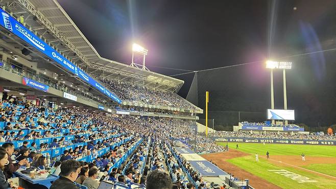 21일 대구삼성라이온즈파크에서 한화와 삼성의 ‘2025 신한 SOL 뱅크 KBO 포스트시즌(PS)’ 플레이오프(PO·5전3선승제) 3차전이 열렸다. 라이온즈파크가 가득 찬 모습. 2만3680석이 모두 팔리면서 PS 연속 매진 기록은 ‘30’으로 늘어났다. 삼성은 대구에서 올해 PS 5경기를 열어 11만8400명의 관중을 모았다. 대구｜뉴시스