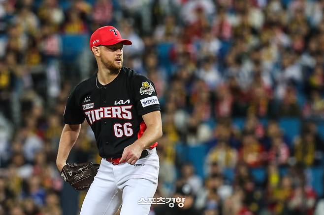 토론토 에릭 라우어가 KIA에서 뛴 지난해 10월25일 삼성과 한국시리즈 3차전에 선발 등판해 투구하고 있다. KIA 타이거즈 제공