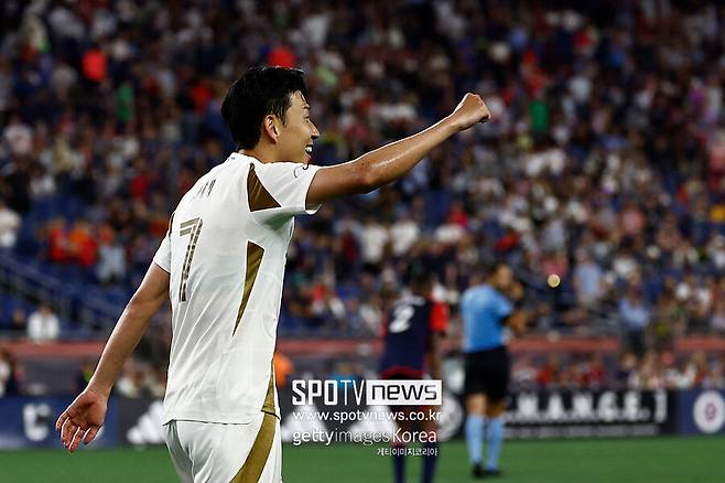 ▲ 팬 투표 결과는 며칠 내 공개될 예정이다. 손흥민이 장거리 프리킥으로 남긴 아름다운 궤적은 단순한 득점을 넘어 2025년 MLS를 대표하는 장면으로 기억되고 있다. 밀집수비를 혼자 다 뚫고 넣은 메시의 골과 정면대결을 펼치게 됐다.