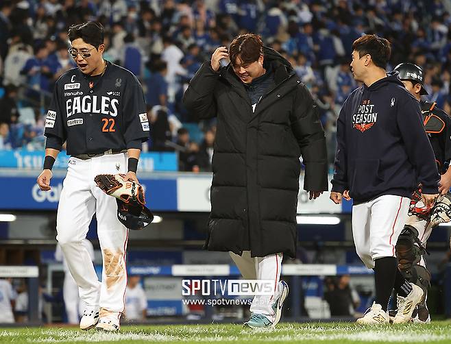 ▲ 동료들 덕에 마음의 부담을 어느 정도 지워낸 류현진은 이제 한국시리즈에서 만회할 기회가 오기를 기다리고 있다 ⓒ곽혜미 기자