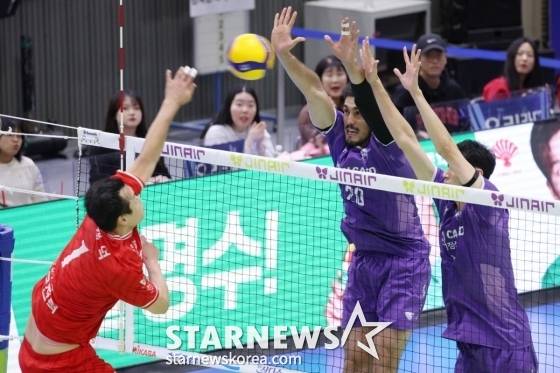 블로킹하는 아라우조(가운데)의 모습. /사진=김진경 대기자