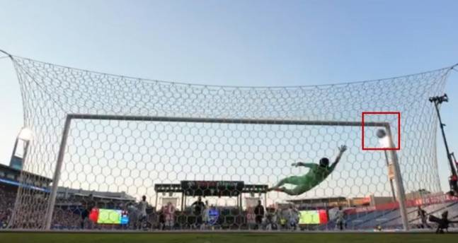 손흥민이 지난 8월일(한국시간) 미국 텍사스주 댈러스의 도요타 스타디움에서 열린 2025 MLS 28라운드 원정경기 FC댈러스전에서 전반 6분 프리킥 골을 터뜨리는 순간. 프리킥은 골문 상단 구석을 뜻하는 이른바 '야신존'으로 정확하게 향했다. /사진=LAFC SNS 캡처