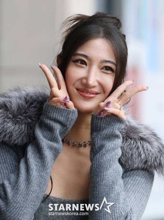 (서울=뉴스1) 권현진 기자 = 가수 겸 작곡가 이재가 라디오 '이은지의 가요광장' 출연을 위해 2025년 10월 13일 오전 서울 영등포구 KBS 본관으로 들어서고 있다.  이재는 네플릭스 애니메이션 '케이팝 데몬 헌터스'에서 '헌트릭스' 루미 역 보컬을 소화하며 인기를 끌고있다. 2025.10.13/뉴스1  Copyright (C) 뉴스1. All rights reserved. 무단 전재 및 재배포,  AI학습 이용 금지. /사진=(서울=뉴스1) 권현진 기자