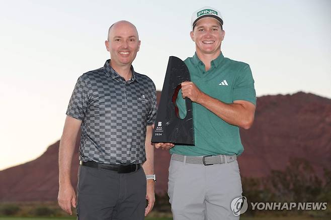 지난해 블랙 데저트 챔피언십에서 우승했던 맷 맥카티(오른쪽) [AFP=연합뉴스]
