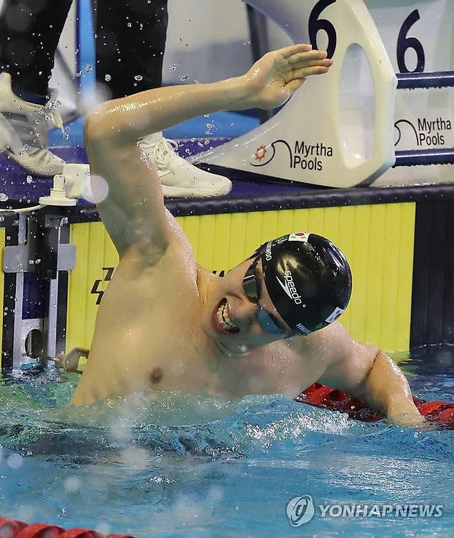 한국 신기록을 세우고 환호하는 황선우 (부산=연합뉴스) 강선배 기자 = 20일 오후 부산 동래구 사직실내수영장에서 열린 제106회 전국체육대회 수영(경영) 남자일반부 자유형 200m 결승에서 황선우(강원도청)가 기록을 확인하고 환호하고 있다. 2025.10.20 sbkang@yna.co.kr