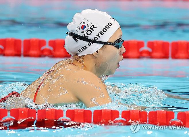 라데팡스에서 첫 훈련하는 김서영 (파리=연합뉴스) 김도훈 기자 = 2024 파리올림픽 수영 대표팀 김서영이 23일(현지시간) 프랑스 파리라데팡스 수영장에서 훈련을 하고 있다. 2024.7.23 superdoo82@yna.co.kr