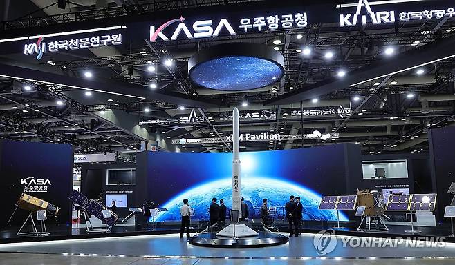 ADEX 공식 개막 (고양=연합뉴스) 김병만 기자 = 20일 경기도 고양시 킨텍스에서 열린 서울 국제 항공우주 및 방위산업 전시회(ADEX) 개막식에서 우주항공청 부스 누리호가 위용을 드러내고 있다. 2025.10.20 kimb01@yna.co.kr