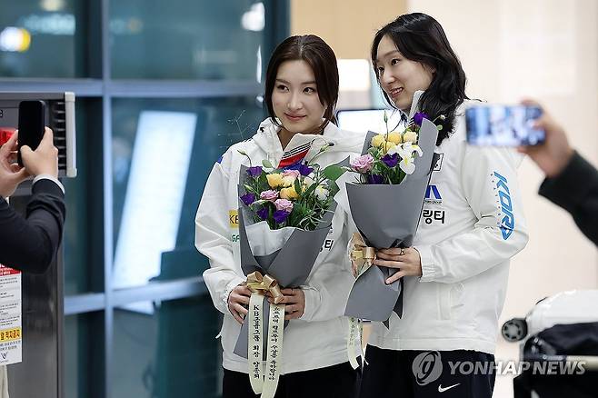 추억 나누는 최민정과 김길리 (영종도=연합뉴스) 이동해 기자 = 캐나다 몬트리올에서 열린 2025-2026 국제빙상경기연맹(ISU) 월드투어 2차 대회를 마친 쇼트트랙 최민정(오른쪽)과 김길리가 21일 오후 인천국제공항을 통해 귀국해 기념 촬영을 하고 있다. 2025.10.21 eastsea@yna.co.kr
