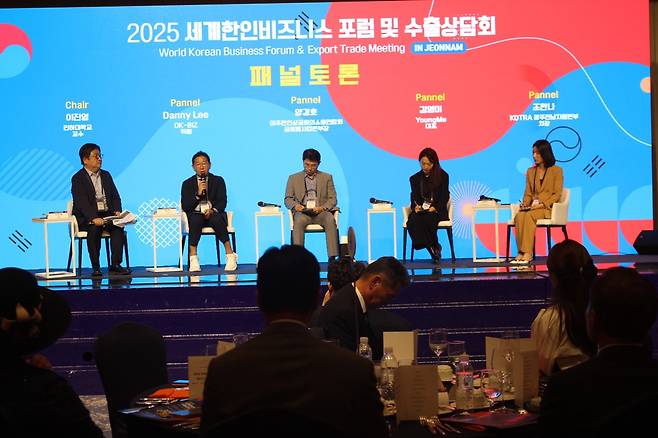 '2025 제2차 세계한인비즈니스 포럼' 패널 토론 (목포=연합뉴스) 박현수 기자 = '2025 제2차 세계한인비즈니스 포럼'에서 패널들이 토론을 하고 있다. 2025. 10. 21. phyeonsoo@yna.co.kr