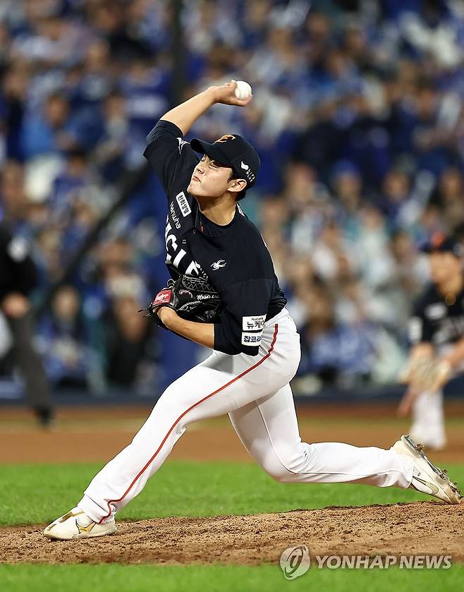 문동주 ‘역투’ (대구=연합뉴스) 윤동진 기자 = 21일 대구삼성라이온즈파크에서 열린 2025 KBO 포스트시즌 플레이오프 한화 이글스 대 삼성 라이온즈 3차전. 6회 말 한화 투수 문동주가 역투하고 있다. 2025.10.21 mon@yna.co.kr