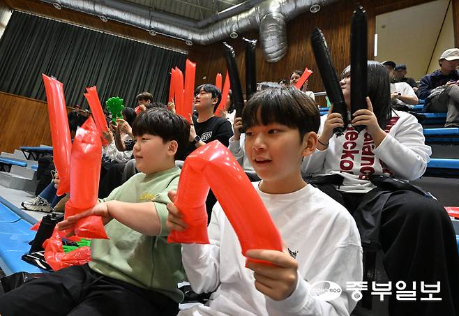 22일 오후 부산교육청학생교육문화회관에서 열린 제106회 전국체육대회 배구 여자일반부 결승 경기에서 시민들이 수원시청 선수들을 응원하고 있다. 부산=김경민기자