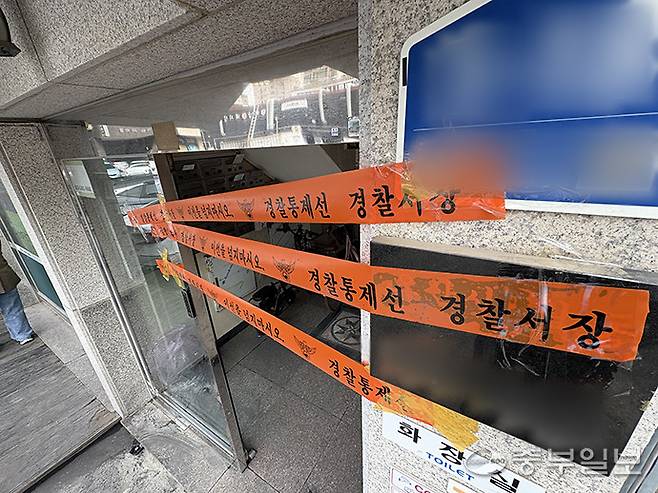 오산시 궐동 화재가 난 주택의 입구 앞. 화재 피해 복구를 위해 출입이 통제되고 있다. 최민서기자