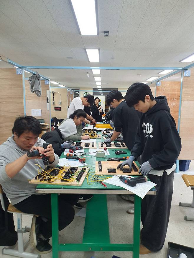 전기과학생들이 내선공사 실습을 하고 있다.