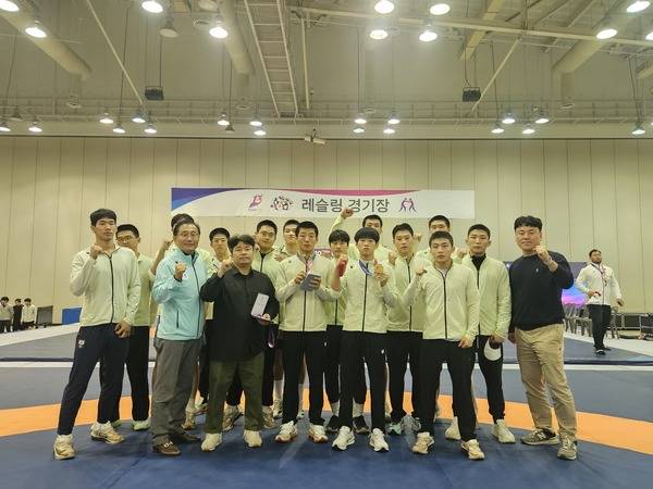 ▲ 부산광역시 벡스코에서 열리고 있는 제106회 전국체육대회 레슬링 고등부에서 금 3개, 은 3개, 동 4개를 차지한 충북체고 레슬링팀이 기념촬영을 하고 있다. 충북레슬링협회 제공