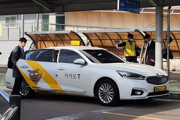 22일 광주송정역에서 한 시민이 택시에 탑승하고 있다. 조진용 기자