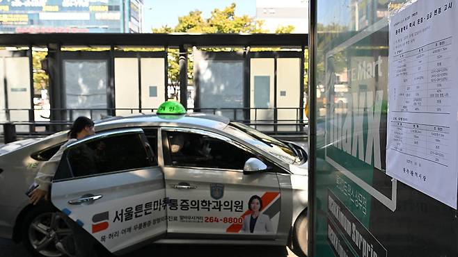 광주시 택시요금 인상 첫날인 22일 오전 서구 광천터미널 앞 택시승강장에 요금 인상을 알리는 안내문이 부착돼 있다./김애리 기자·조영권 인턴기자