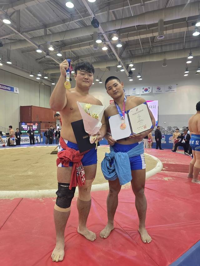 23일 제106회 전국체육대회 씨름 경기가 열린 부산 BEXCO 제2전시장에서 금메달을 획득한 김창영(정읍시청, 왼쪽)과 동메달 김효겸(정읍시청)이 기념촬영을 하고 있다. 전북자치도체육회 제공