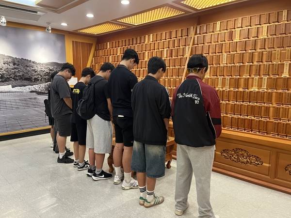 남지중학교 학생들이 보훈사적지를 찾아 독립운동의 의미를 되새기고 있다. /남지중