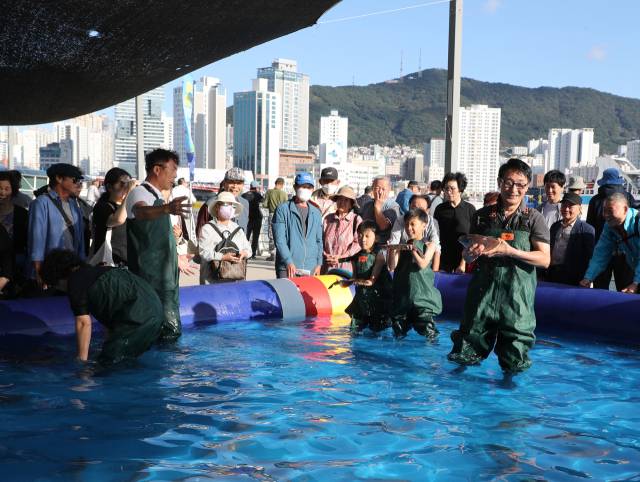 부산 중구청이 23일 개막하는 제32회 부산자갈치축제에서 ‘바가지 요금’ 근절을 위해 자갈치축제 평가단을 운영한다. 사진은 지난해 10월 부산 중구 자갈치시장 일대에 개최된 제31회 부산자갈치축제 현장 모습. 부산 중구청 제공