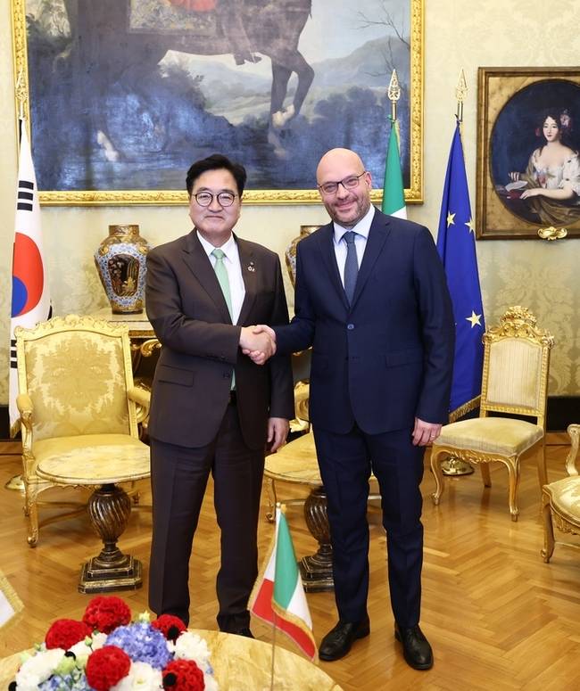 ▲ 우원식 의장이 로렌초 폰타나 하원의장과 면담을 마친 뒤 기념사진을 촬영하고 있다. 국회의장실 제공