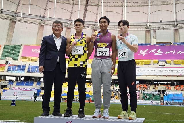 조엘진(오른쪽에서 두번째)은 100m 경기에서 10초35의 기록으로 결승선을 가장 먼저 통과했다, 김학동예천군수가 시상식을 하고 기념촬영을 하고 있다, 예천군 제공